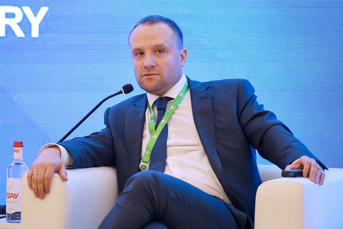 Сессия «Код премиальности: как дизайн и антропология формируют будущее промышленности» с участием Андрея Томышева