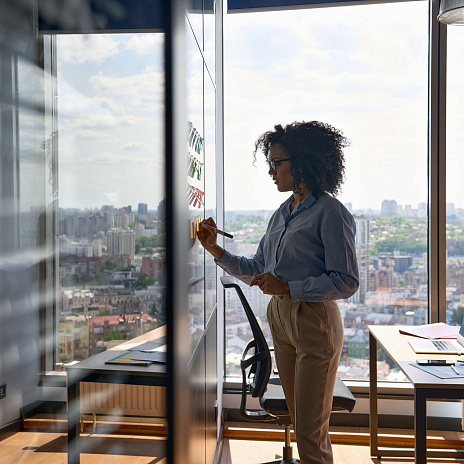 «Архетип суперженщины»: почему руководительницы испытывают выгорание и теряют эмпатию